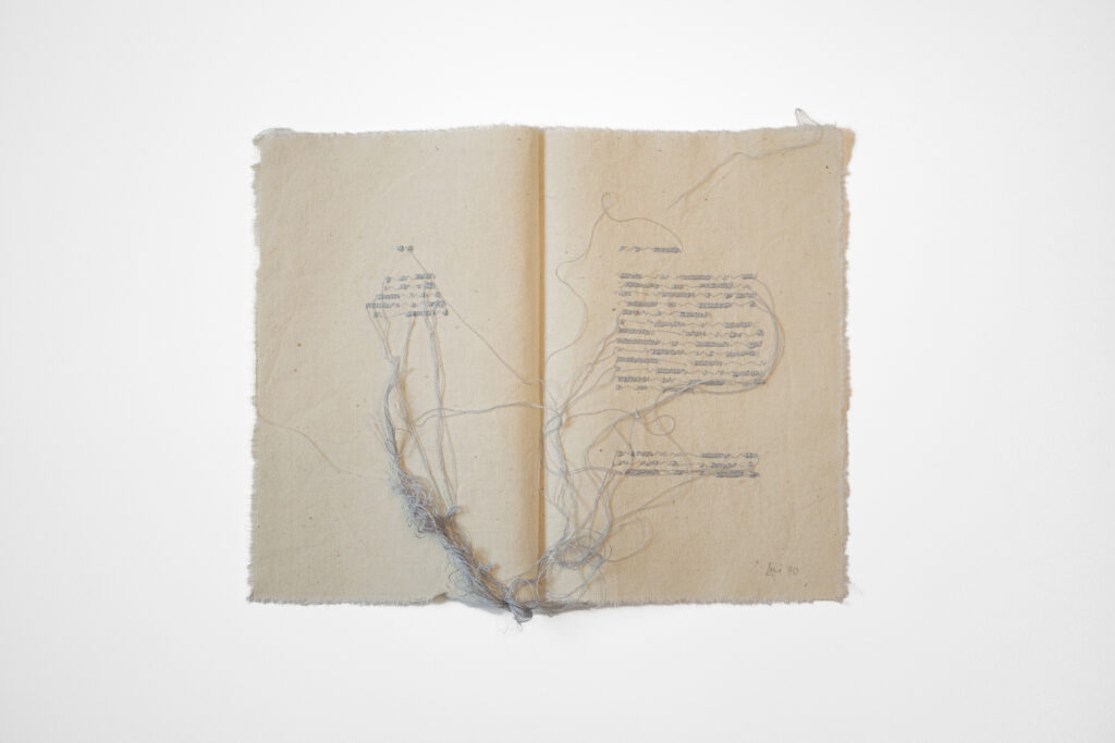 Opera tessile di Maria Lai presentata da M77 Gallery